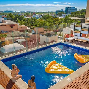 Nomads Hotel, & Rooftop Pool Хостел